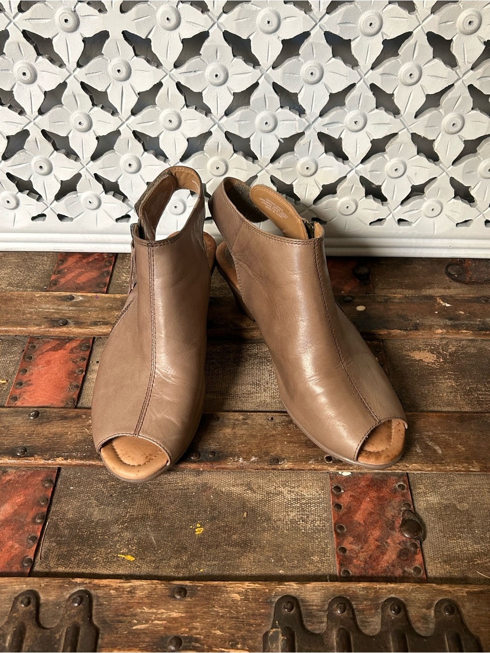 Earth Taupe Leather Peep Toe Slingback Heels Women’s 9W Comfort Block‎ Heel